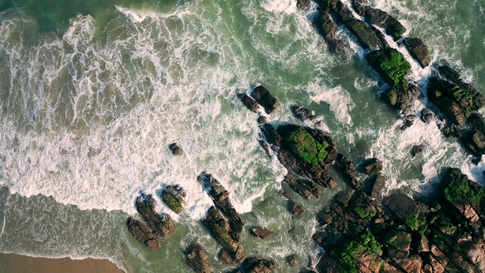 4K航拍大海汹涌海浪拍打礁石飞溅的浪花