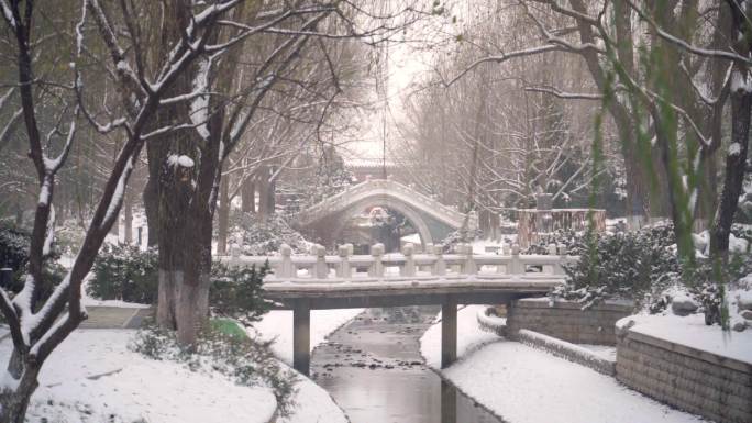 北京小溪流雪景