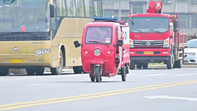 京东快递，派送车奔波在路上