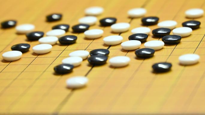 棋盘两人游戏下围棋对弈特写