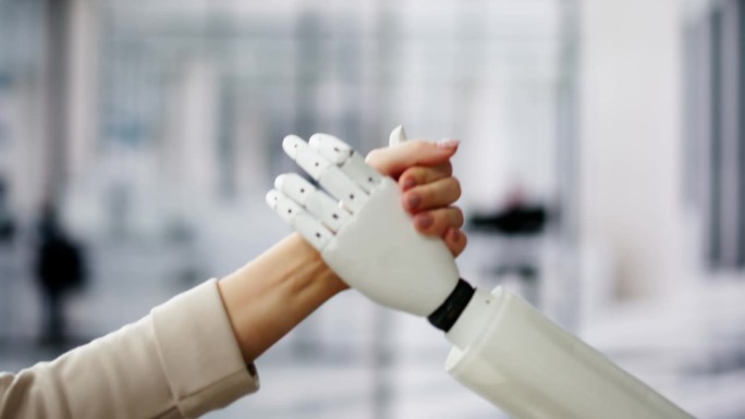 人工智能机器人和人类女性的手