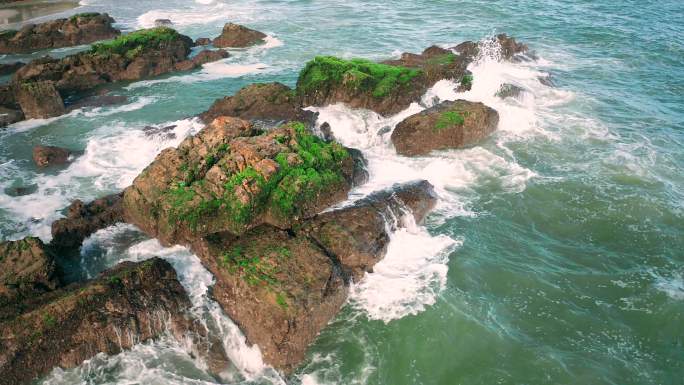 4K航拍大海汹涌海浪拍打礁石飞溅的浪花