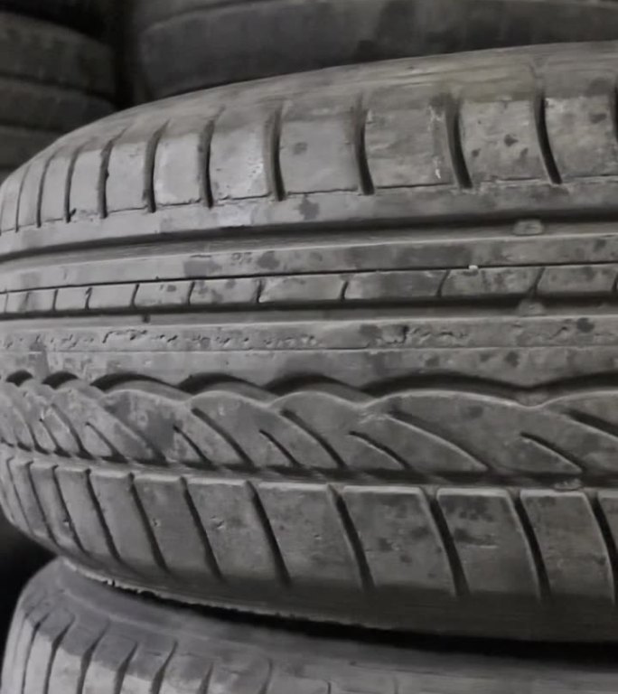 近距离的旧汽车轮胎堆栈4K库存视频