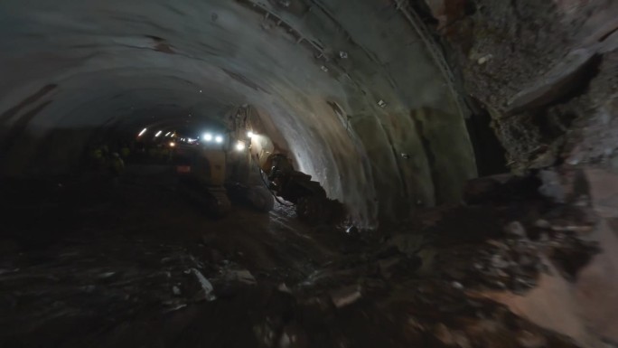 为地铁挖隧道。