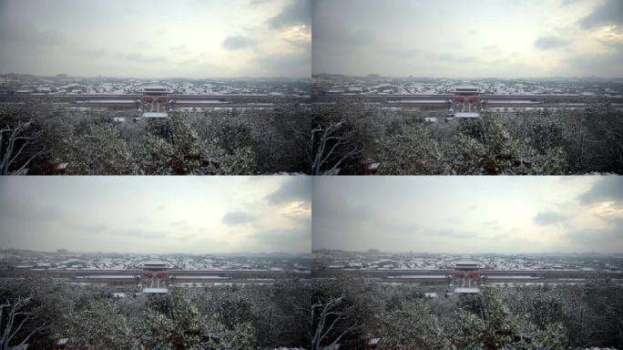 景山公园拍下雪中的故宫博物院