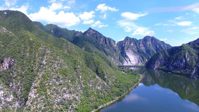 高清航拍北京门头沟落坡岭火车站春季风光