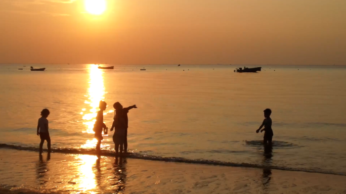 海边夕阳儿童戏水