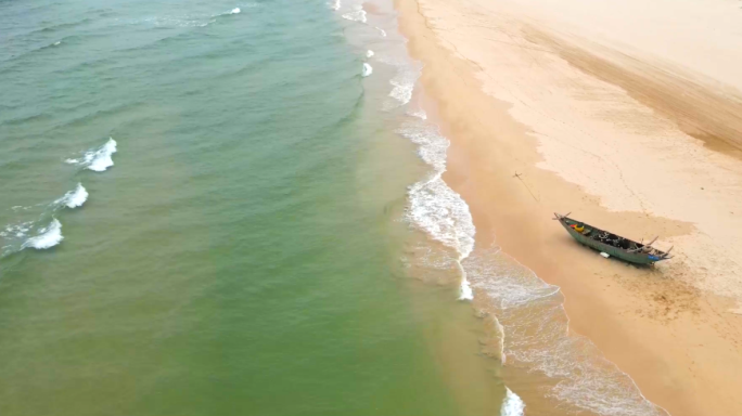 海边沙滩海浪海南三亚小船