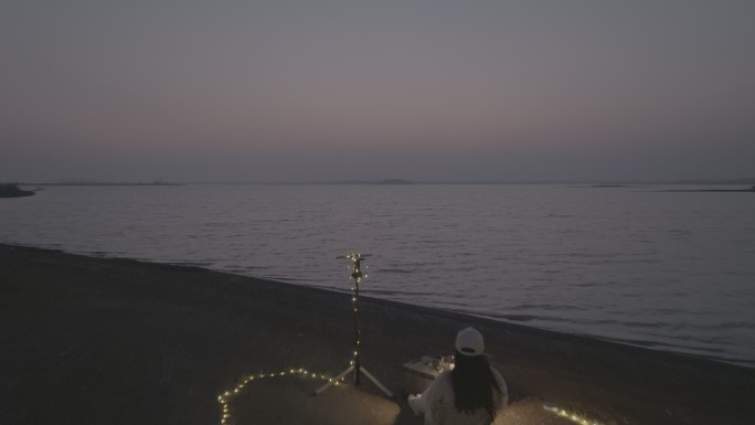 傍晚蓝调时刻女子湖边露营惬意喝茶dlog