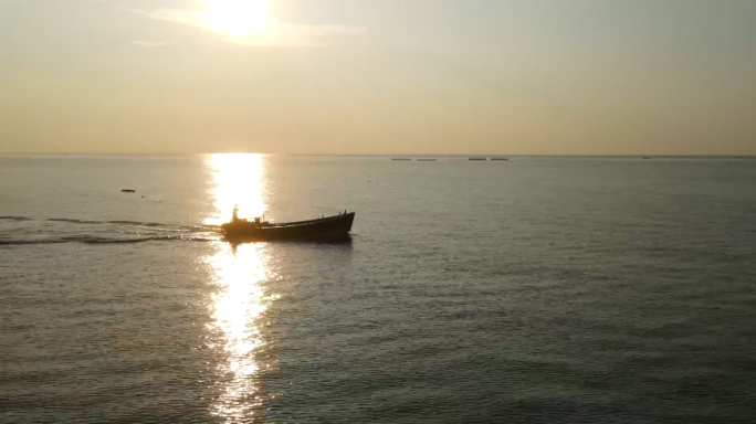 海上日出日落渔船