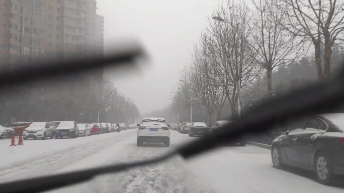 暴雪大雪恶劣天气开车窗外