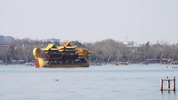 杭州西湖里的龙船