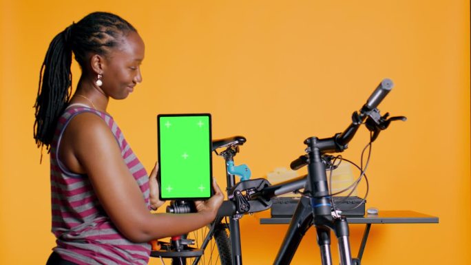 机械师推广自行车修理服务，用模型平板，工作室背景