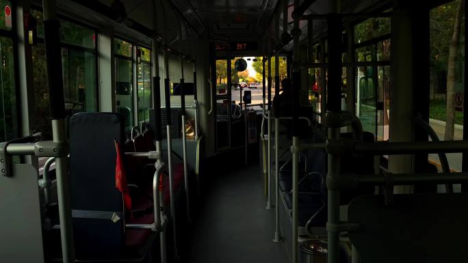 公交车阳光日光影斑驳
