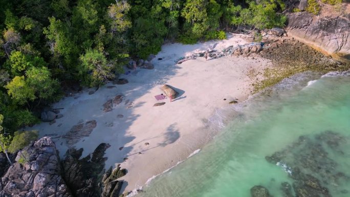 岩石孤独沙滩koh lipe岛泰国。平滑的空中俯视图飞行全景轨道无人机
4 k的片段