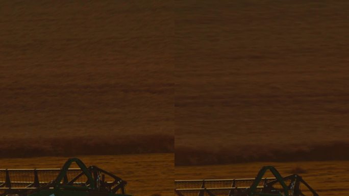 SLO MO农业机械在日落时分犁地