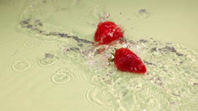 草莓落水碰撞旋转高清实拍 升格