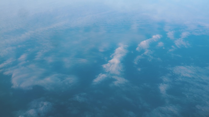 飞机上拍摄天空中的云层