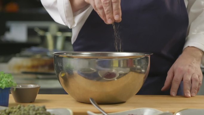 瑞典厨师用盐、胡椒粉和蛋黄调味瓦伦堡