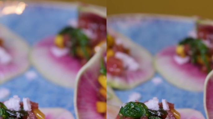 上菜沙拉红萝卜花瓣的蔬菜切得像火龙果心与红鱼玉米和绿色在一个蓝色的盘子木桌餐厅美味的亚洲食物