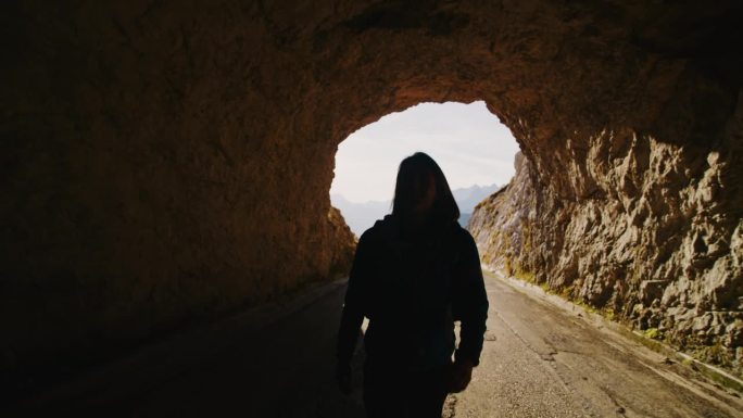 SLO MO独自跋涉:女人冒险进入登山隧道探险