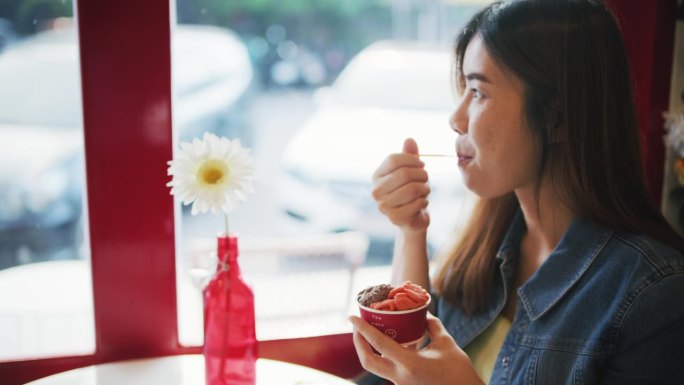 女人吃着冰淇淋，吃着甜点，开心极了