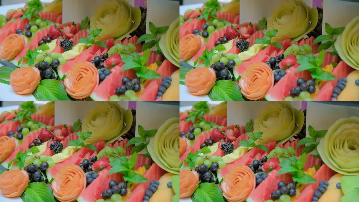 会场内的甜品吧台上摆放着五颜六色的水果。移动相机
