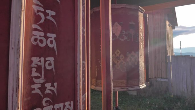 2021年9月7日，俄罗斯伊沃尔金斯克:在夕阳的余晖中，古老的佛教经轮缓缓旋转的特写镜头。慢镜头。