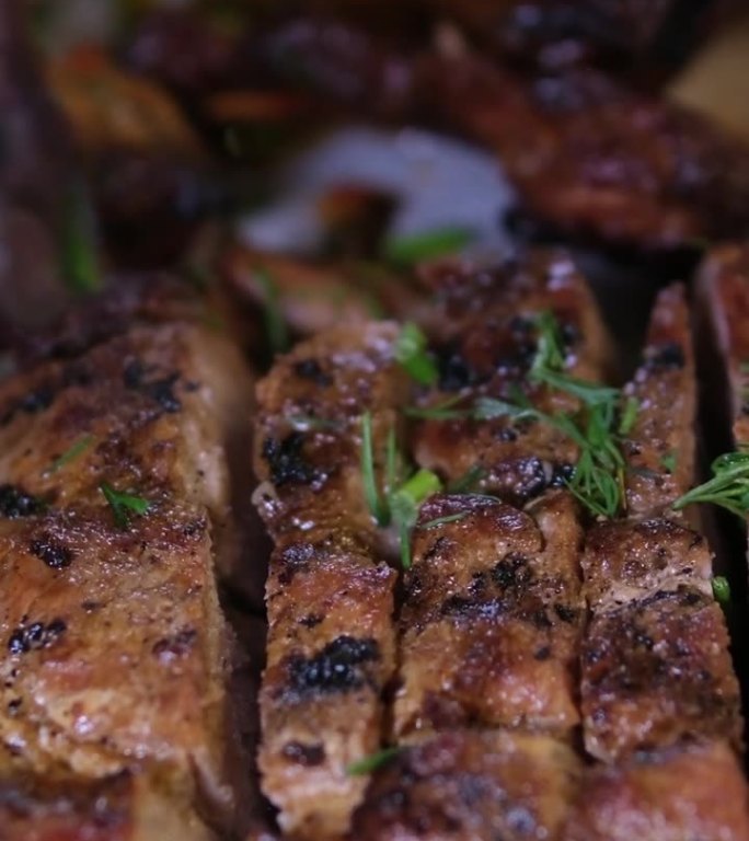 拿一块美味的烤肉放在肉盘里，配上羊肉、猪肉、牛肉和鸡肉酱。在餐厅服务