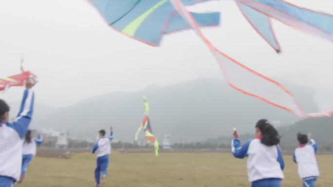 【4k实拍】放风筝的学生
