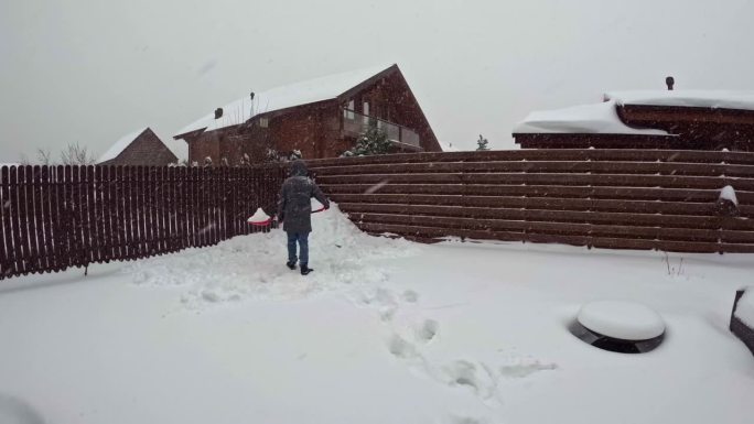 爸爸在后院铲雪，孩子们绕圈跑时间