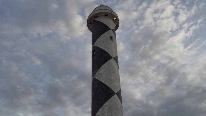 法鲁阿尔巴尔道灯塔塔位于巴西南部大西洋沿岸的白色沙滩上，用于导航目的，并被用作军事基地。