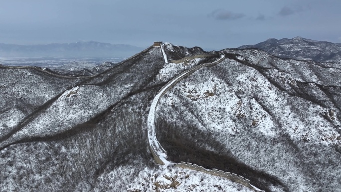 航拍雪后河北怀来陈家堡长城