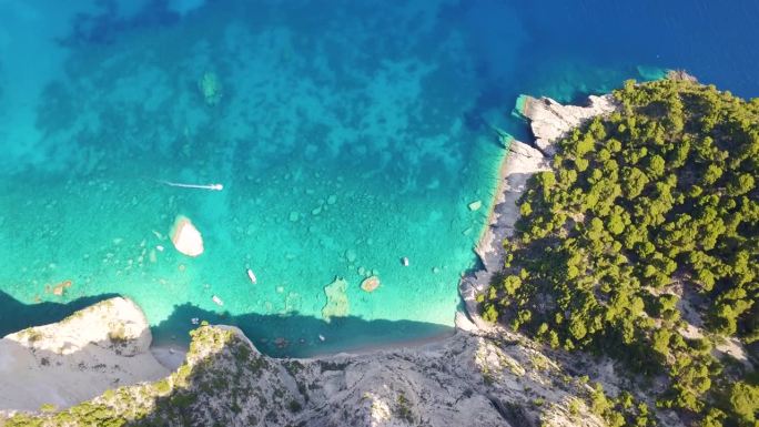 希腊扎金索斯Keri洞穴附近的绿洲海滩清澈的海水，鸟瞰图