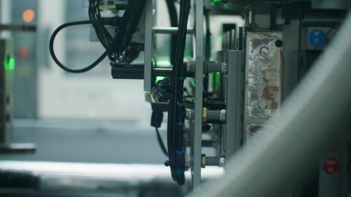 现代工厂中装配塑料部件的机器人机械