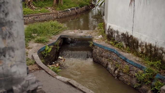 石渠在亚洲排水。水流经下水道