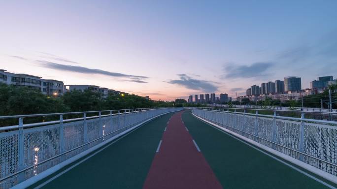朝霞中的北京自行车专用道
