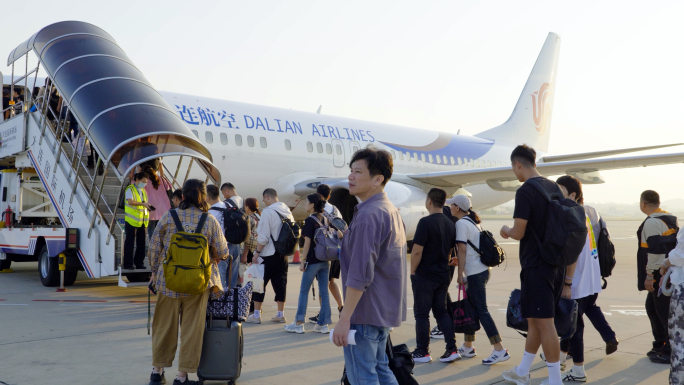 机场乘客登机飞机准备起飞上海浦东虹桥机场