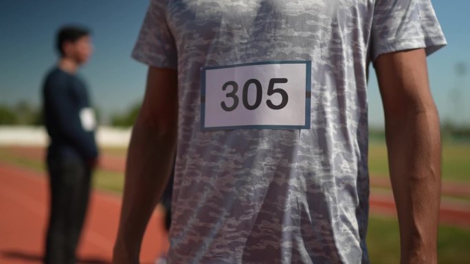 运动员身份证号码在运动跑道上的特写