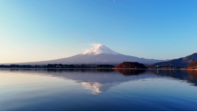 富士山湖上的倒影。