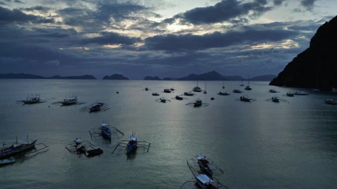 夕阳下的菲律宾渔船