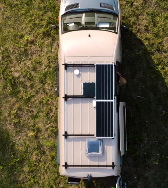 装有太阳能电池板的露营车车顶鸟瞰图