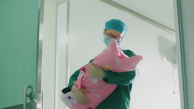 产科护士抱婴儿
