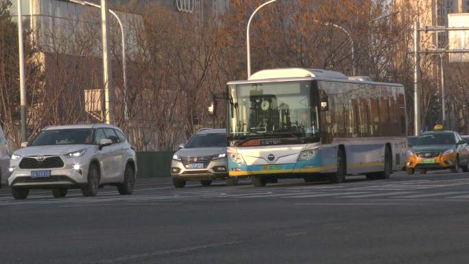 城市街头交通车流骑行清晨上班逆光街道早上