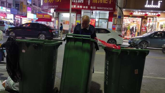 城市拾荒老人弱势群体老人捡垃圾街头翻垃圾