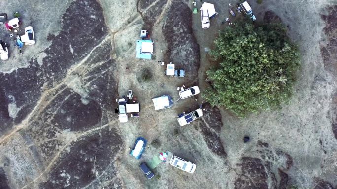 无人机拍摄的印度中央邦露营者的露营地