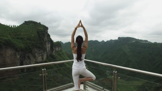 【4k实拍】高山上练瑜伽的女人 山顶瑜伽