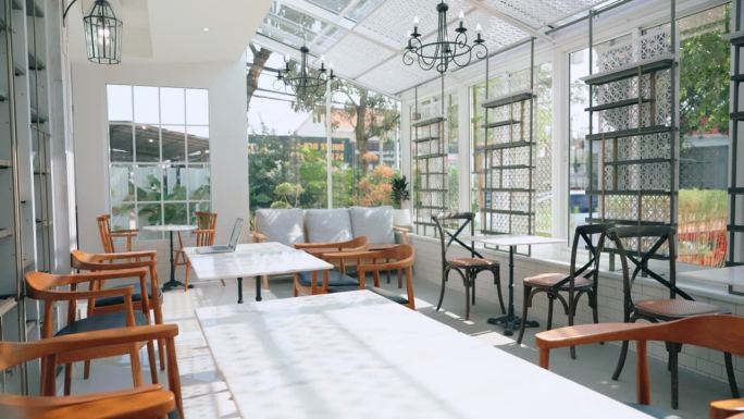 空咖啡厅现代室内与木制桌子在白色