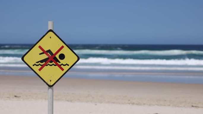 随着时间的推移，海滩危险标志