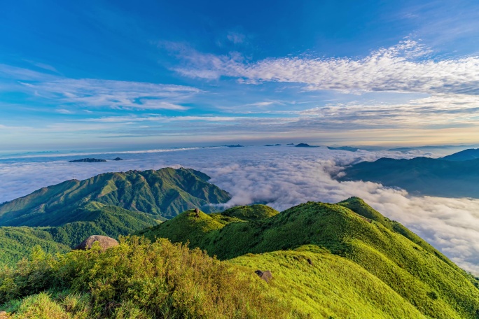 4K日出云海风电场航拍大山森林